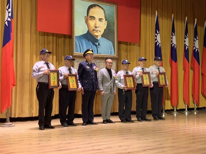 議長童子瑋（中）與警察局長張樹德（左三）共同頒獎表揚同仁。童子瑋表示，將會與市府合作，研擬在各派出所增設健身器材，使同仁就近便利運動。（徐佑昇攝）