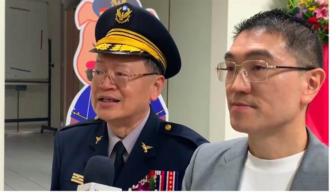 基隆市警察局長張樹德（左）表示，目前行人友善專案因市民已普遍守法，針對相關勤務已從一天20班降為10班，後續將繼續滾動調整，讓同仁充分休息。（徐佑昇攝）