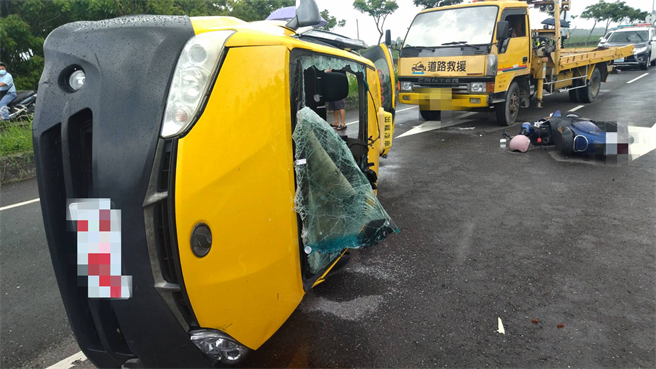 台18线高铁大道，今上午11点半发生计程车与机车撞击车祸，计程车横躺快车道上。（嘉义县消防局提供∕吕妍庭嘉义传真）