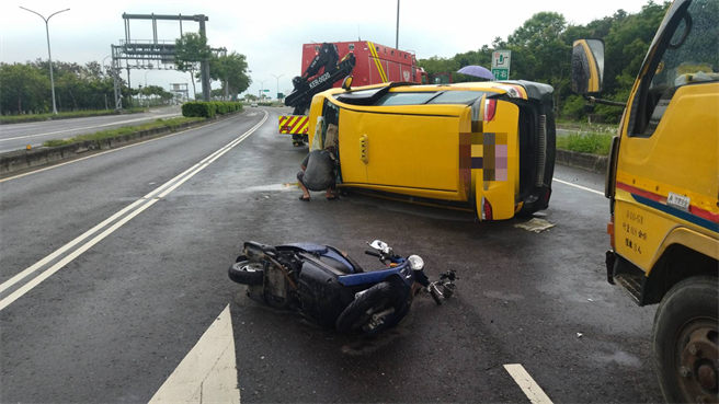 台18线高铁大道，今上午11点半发生计程车与机车撞击车祸，计程车横躺快车道上。（嘉义县消防局提供∕吕妍庭嘉义传真）