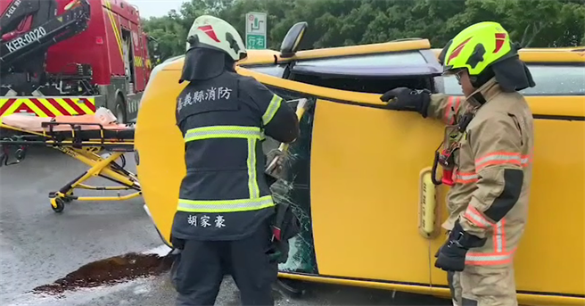 救护人员协助受困计程车内的阿公脱困，并将人送医。（嘉义县消防局提供∕吕妍庭嘉义传真）