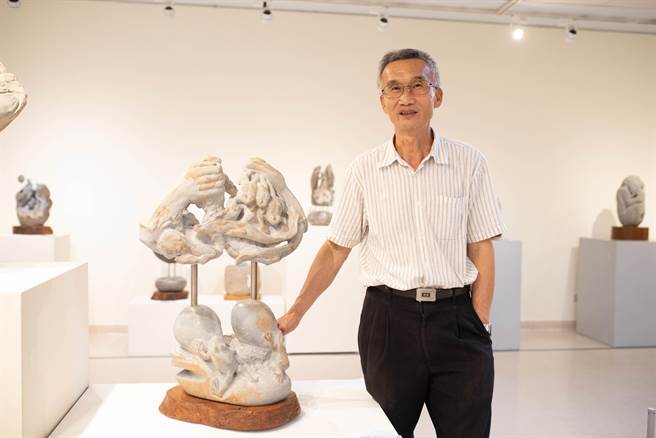 张吉龙阐述世界局势、影射俄乌战争的作品《不该有的结局》。（陈淑娥摄）