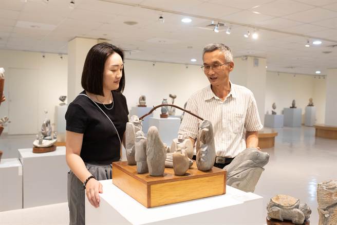 张吉龙作品《门里门外》表现疫情蔓延时期生命的无奈割舍。（陈淑娥摄）