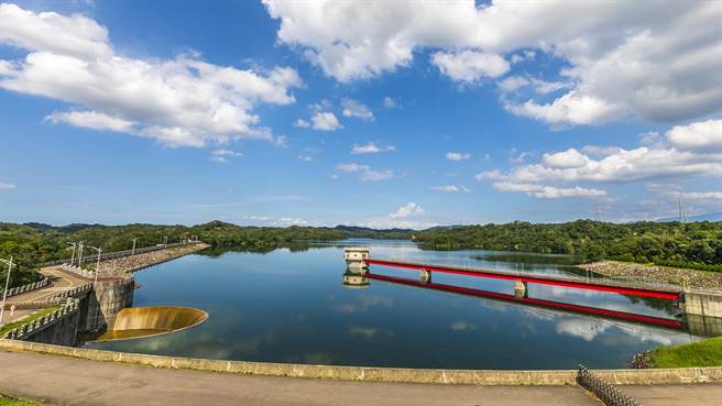 宝二水库呈满水位，北水局评估旱象已解除，到6月底竹科用水无虞。（罗浚滨摄）