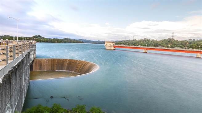 北水局办理「宝二溢洪道溢流堰加高工程」因流标5次，决定增加经费併入「石门水库新竹联通管工程」第2标。（罗浚滨摄）