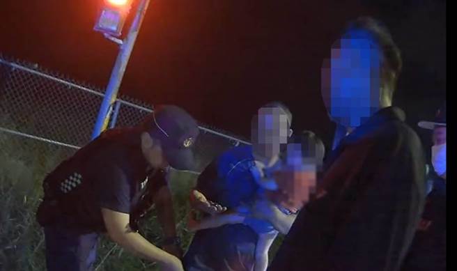 桃园市大园警方6日拦查红灯违规右转车辆，意外查获2名通缉犯。（翻摄照片／蔡明亘桃园传真）