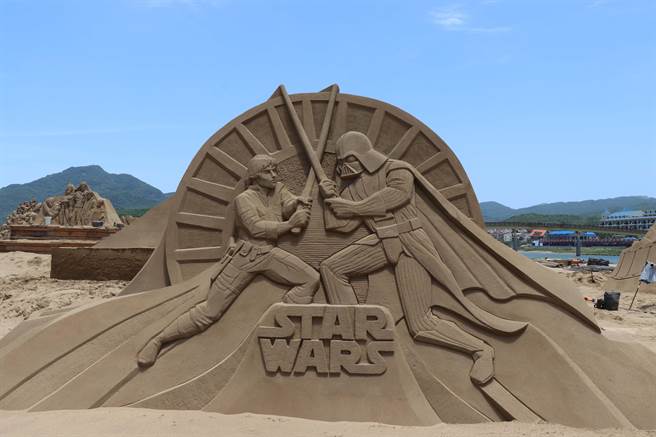 福隆国际沙雕季即将于9日起展开，今年主题是「迪士尼百年庆典」。（福容大饭店提供／张志康新北报导）