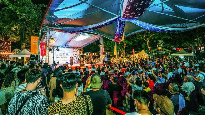 交通部观光局举办「2023观光亮点奖」，「Wah！几散竹东」原住民族产业展销中心入围，假日不定时有艺术表演活动。（罗浚滨摄）