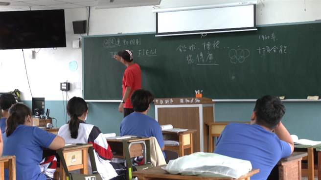 台东技职名校「公东高工」实施手机集中管理规定，学生在上课缴交手机、下课归还，否则将以旷课论，引发家长质疑。（萧嘉蕙摄）