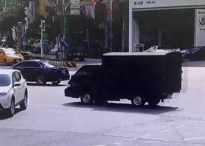 高雄市陆军第八军团6日在执行空弹壳报缴勤务时，行经三民区九如一路与澄清路口时，1箱装有1117发空弹壳的箱子竟直接掉落路面。（本报资料照片）