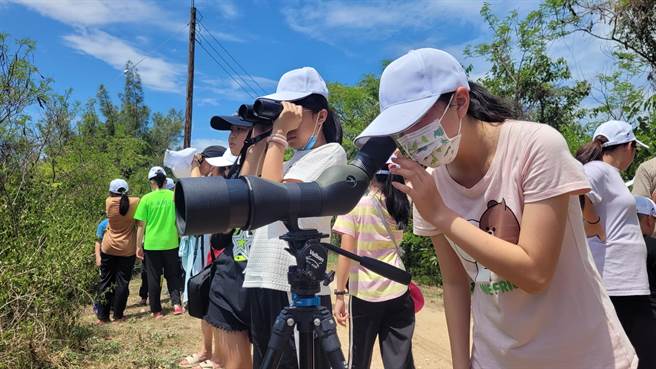 学员们以望远镜观察当日出现的鸟类，搭配鸟类图卡与讲师解说学习辨识鸟类之方法。(图／金管处提供)