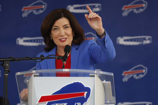 纽约州长侯可（Kathy Hochul）鼓励居民採取适当措施降低暴露风险，特别是对空气品质敏感的族群。（图/ 美联社）