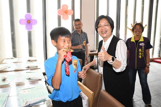 彰化县长王惠美邀请平和国小曲棍球队共进午餐，奖励他们在国际赛事的杰出表现。（彰县府提供／孙英哲彰化传真）