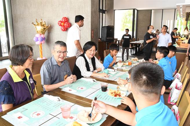 彰化县长王惠美邀请平和国小曲棍球队共进午餐，奖励他们在国际赛事的杰出表现。（彰县府提供／孙英哲彰化传真）