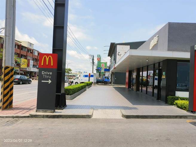 某知名大型连锁速食店台南市安南区北安路门市为阻挡机车骑士骑上人行道，竟然将三角锥放在无障碍坡道上，管辖的台南市警三分局安顺派出所接获反映后，立即前往现场了解，并责令店家改善。（读者提供／洪荣志台南传真）