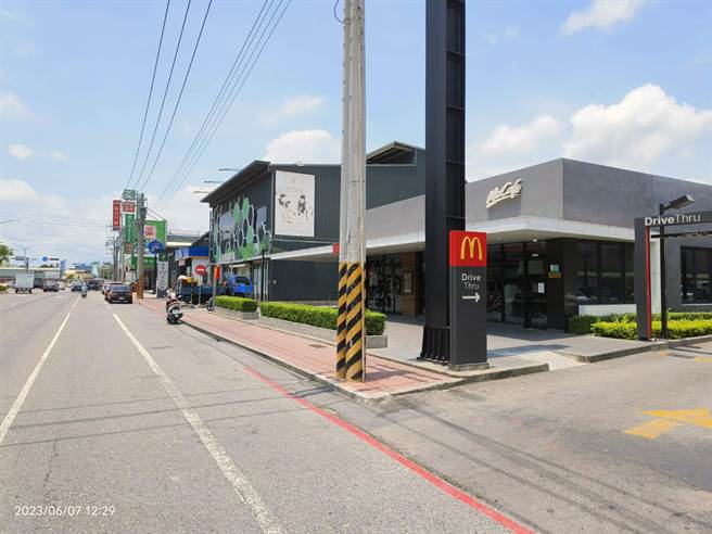 某知名大型连锁速食店台南市安南区北安路门市为阻挡机车骑士骑上人行道，竟然将三角锥放在无障碍坡道上，管辖的台南市警三分局安顺派出所接获反映后，立即前往现场了解，并责令店家改善。（读者提供／洪荣志台南传真）