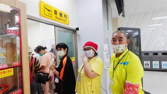 弘道老人福利基金会嘉义服务处与嘉义航空站合作，特地安排11位家庭照顾者与被照顾者到嘉义机场「偽出国」体验。（弘道基金会提供∕吕妍庭嘉义传真）