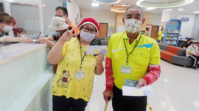 水清阿公与女儿开心地领护照与登机证，准备出国啰！（弘道基金会提供∕吕妍庭嘉义传真）