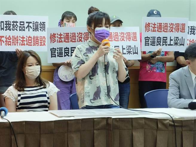 李姓美髮师对现行加热菸迟未开放感到无奈。（陈鸿伟摄）