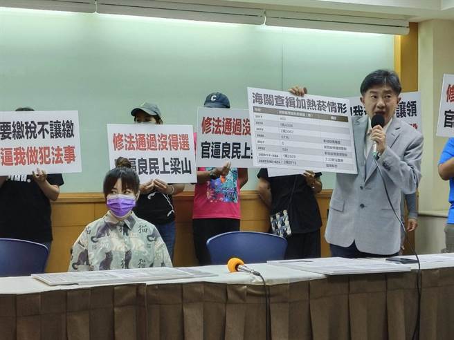 媒体人彭华干（右一）认为加热菸若不合法开放，民眾只好冒风险继续走私。（陈鸿伟摄）