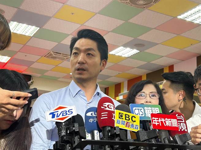 台北市长蒋万安7日上午出席松山区里长座谈会，会前受访。（陈薏云摄）