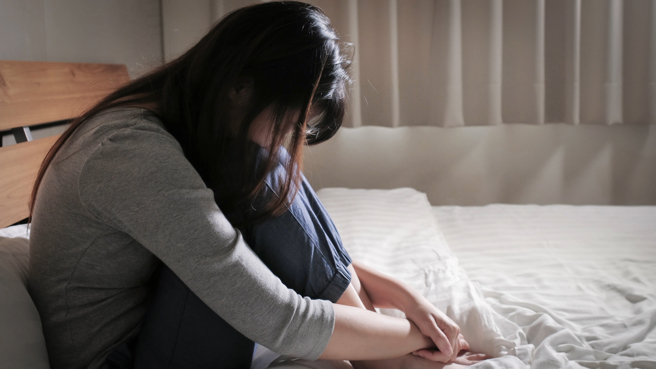 女大生某次在与朋友喝酒玩真心话游戏时，脱口说自己在国小时遭隔壁家邻居叔叔性侵，法官认为事隔13年，有记忆混淆风险，判男子无罪。（示意图/shutterstock）