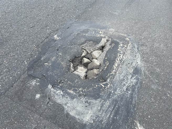 成功桥为连接内湖、南港的重要枢纽，有许多通勤人口会使用。台北市议员李明贤发现，2019年拓宽完成后，路面出现大小坑洞，危害骑士安全。（台北市议员李明贤提供／刘彦宜台北传真）