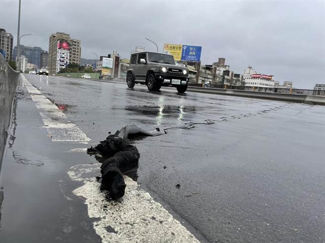 成功桥2019年完成拓宽工程，但民眾申诉路面坑洞的案件不减反增，伸缩缝也凸出地面，造成骑士安全隐忧。（台北市议员李明贤提供／刘彦宜台北传真）