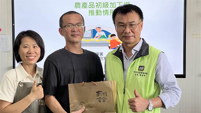 农委会主委陈吉仲（右一）今天到玉井区盛达珍农产品初级加工场参观。（张毓翎摄）