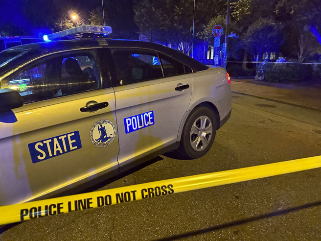 美国维吉尼亚州里契蒙市（Richmond）发生枪击案。枪击案发时，毕业典礼已经结束，毕业生正在剧院外与家人合影。(图/美联社)
