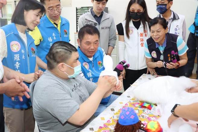 苗栗县长锺东锦7日主持身心障碍日照中心头份据点启用，与身心障碍朋友一起手作填充玩偶。（苗栗县政府提供／谢明俊苗栗传真）
