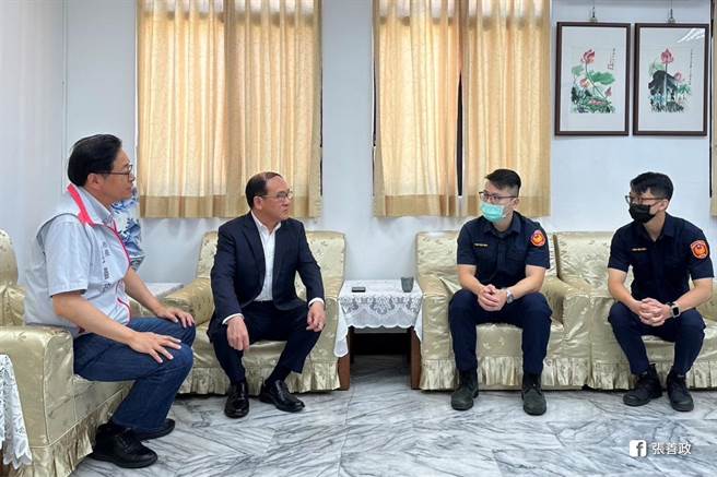 超商浩克事件重创中坜警方形象，桃园市长张善政日前和2员警见面，除致赠2副眼镜和补品，感谢他们在第一时间保护民眾，也鼓励他们有过必改。(市府提供／蔡依珍桃园传真)