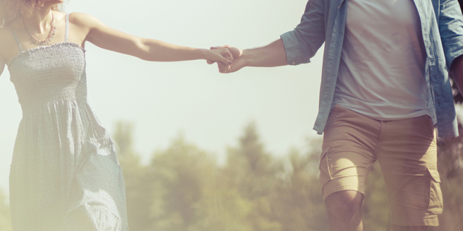 双子座、水瓶座、双鱼座当爱上一个人就会大胆追求，绝不在意世俗的眼光。（示意图／Shutterstock）