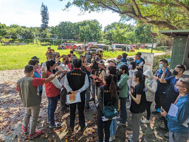 县议会无党总召杨华美今与多位县议员现勘，认为县府核算「洗一个35元」太贵，质疑县府未做好前期规划。（县议员杨华美服务处提供／王志伟花莲传真）