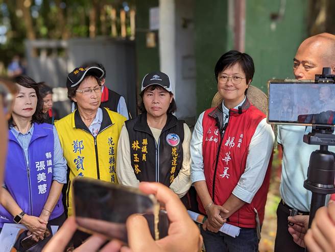 县议会无党总召杨华美今与多位县议员现勘，认为县府核算「洗一个35元」太贵，质疑县府未做好前期规划。（县议员杨华美服务处提供／王志伟花莲传真）