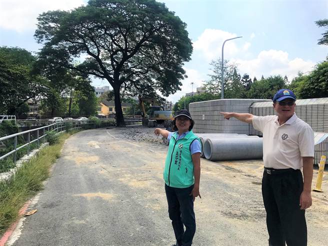 屏大无偿提供256平方公尺校地，将60米围墙内缩、最多达7米，让原3米的防汛道路扩宽成5米路，藉此成功护住树龄超过一甲子的雨豆树。（谢佳潾摄）