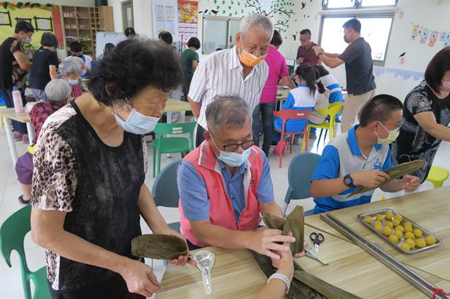 端午节倒数，家家户户准备包粽吃粽，但对于长辈来说，传统糯米粽难以消化。（彰化医院提供／吴建辉彰化传真）