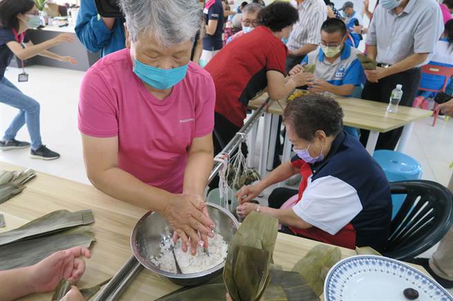彰化县社头社区整合型服务中心，7日特别让长辈包水晶粽，取代传统粽。（彰化医院提供／吴建辉彰化传真）