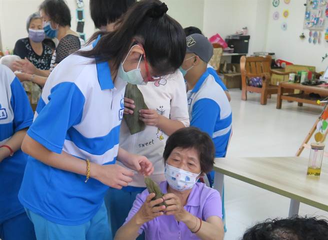 还找来特殊学校启智学生同乐，一起蒸出晶莹剔透的水晶粽，青银合作场面温馨。（彰化医院提供／吴建辉彰化传真）