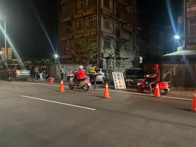 ▲基隆市警局与环保局等单位6日晚间执行联合稽查专案，拦查疑似噪音车辆进行检测。（基隆市警察局提供／徐佑升基隆传真）