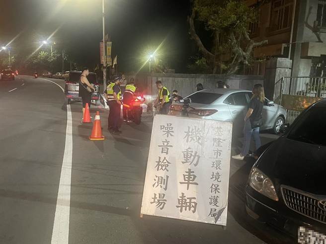 ▲遭拦查疑似违法噪音车辆，于现场使用仪器进行检测。（基隆市警察局提供／徐佑升基隆传真）
