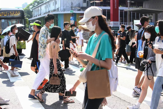一名女网友表示，最近尝试脱口罩后竟马上感冒，超惨。(资料照)