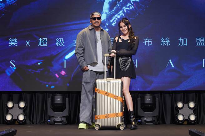 葛西瓦（左）今送上行李箱，希望阿布丝能带着它进军国际。（华纳音乐提供）