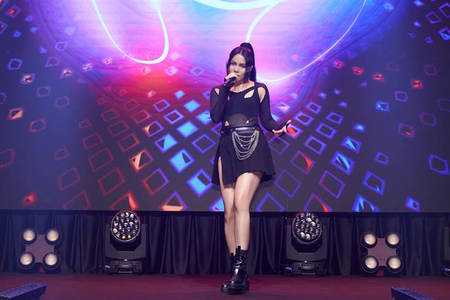 阿布丝是布农族与阿美族，天生拥好歌喉。（华纳音乐提供）