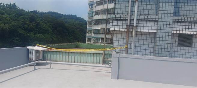 新北市五股区54岁陈姓男子昨(6)日被室友报警协寻，指称他自5月29日离开住处后就不见人影，辖区芦洲警方找了2天，最终在今(7)日发现陈男已陈尸在住处大楼的顶楼。(黄敬文翻摄)