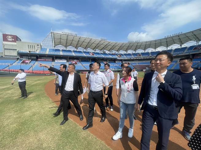 立法院副院长同时也是中职会长蔡其昌，与体育署、桃园市府共同会勘乐天桃园球场改善。（吕筱蝉摄）