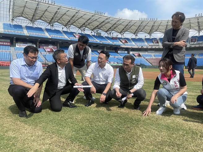 立法院副院长同时也是中职会长蔡其昌（左二），与体育署、桃园市府共同会勘乐天桃园球场改善。（吕筱蝉摄）