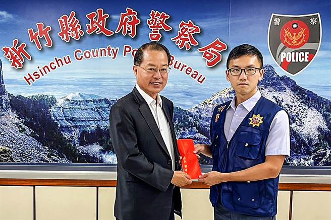 警政署署长黄明昭（左）视导竹县警局，颁个案慰勉金给日前侦破诈骗集团机房的横山分局侦查队。（新竹县警局提供／罗浚滨新竹传真）