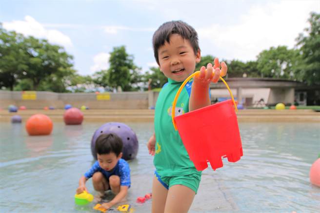 新北市立陶瓷博物馆宣布本月10日起至10月10日，将免费开放艺术园区戏水池，每周三至周日9时30分至17时，假日则延长至18时。（蔡雯如摄）