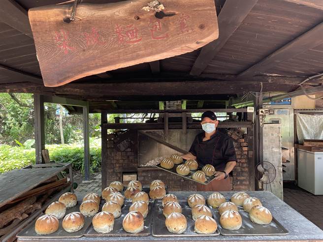 新北市立陶瓷博物馆宣布本月10日起至10月10日，将免费开放艺术园区戏水池，戏水池旁的柴烧窑烤麵包也将同步开张，现场有现烤的蔓越莓核桃、凤梨核桃、桂圆核桃等欧式麵包。（蔡雯如摄）